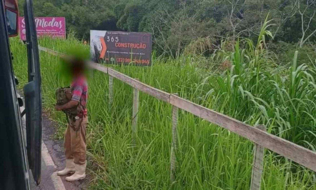 Conforme a PM, o assaltante entrou no ônibus na Praça do Bairro Santa Maria, em Carangola -  (crédito: PM/Divulgação)