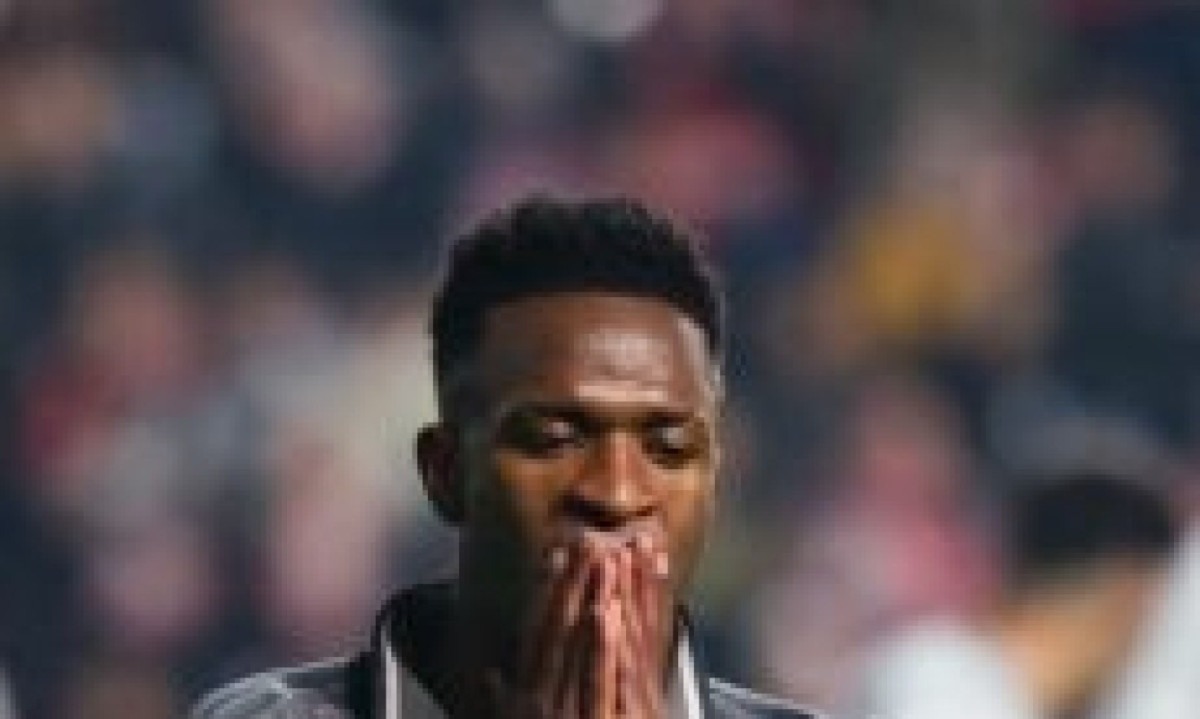  Real Madrid's Brazilian forward #07 Vinicius Junior reacts during the Spanish league football match between Rayo Vallecano de Madrid and Real Madrid CF at the Vallecas stadium in Madrid on December 14, 2024. (Photo by Pierre-Philippe MARCOU / AFP)
       -  (crédito:  AFP)