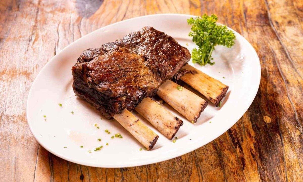 O cardápio foca em carnes nobres como a costela do dianteiro de raça britânica -  (crédito: Fernando Pires/Divulgação)