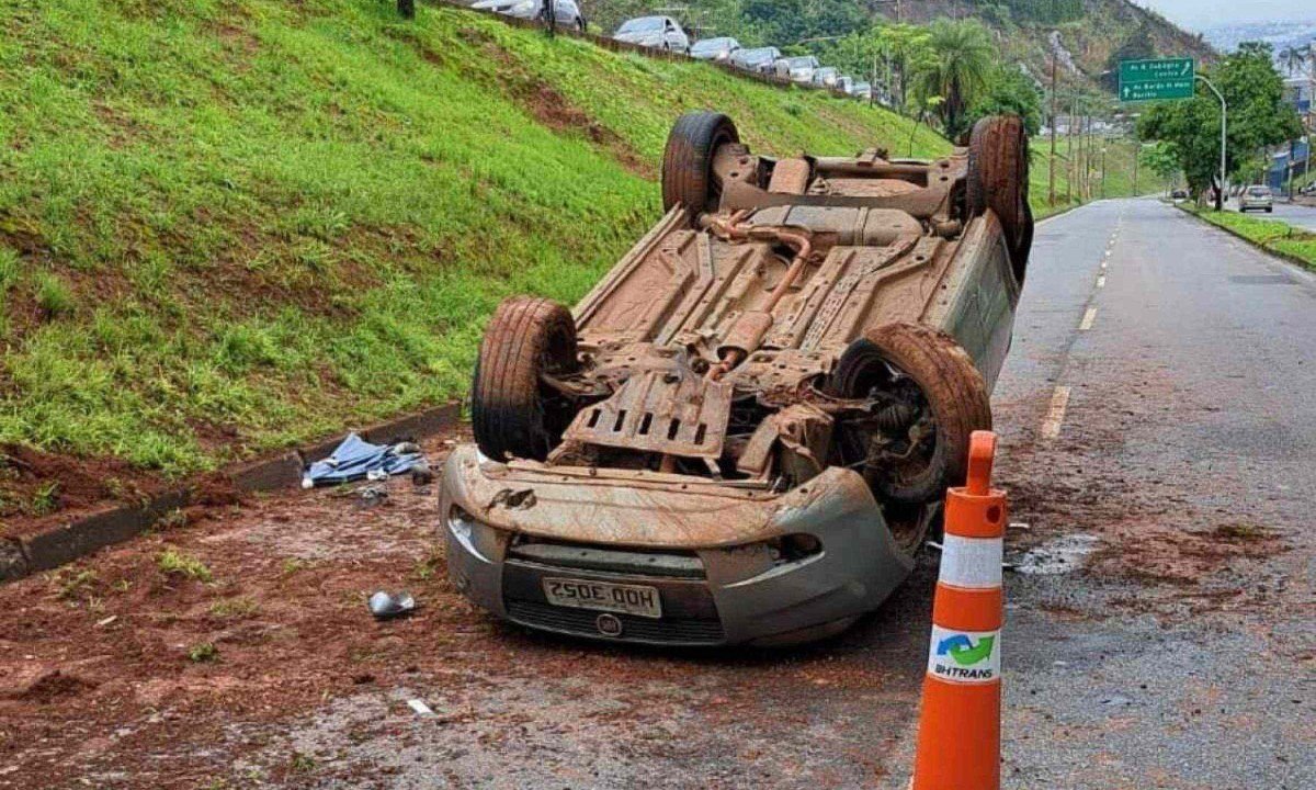 Carro capotou na pista da Avenida Raja Gabaglia -  (crédito: Raimundo Ferreira)