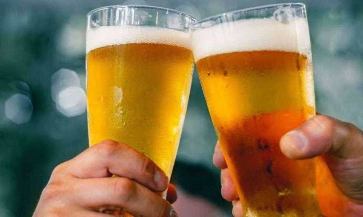 Segundo a OMS, o consumo abusivo equivale ao consumo de 60 g ou mais de &aacute;lcool puro (cerca de 4 doses ou mais no Brasil) em pelo menos uma ocasi&atilde;o. -  (crédito: BBC/Reprodu&ccedil;&atilde;o)