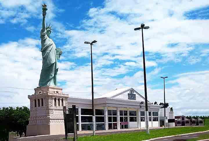 Araçatuba, SP - A Estátua da Liberdade da Havan em Araçatuba é uma réplica da original nos EUA, com 35 metros de altura, localizada em frente à filial da loja. Araçatuba é uma cidade conhecida pela produção agrícola e cultura pecuária, a 530 km da capital paulista.