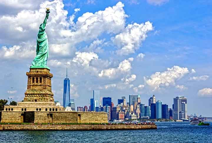 A verdadeira Estátua da Liberdade é um monumento de 93 metros, localizado na Ilha da Liberdade, em Nova York, EUA, representando liberdade e democracia. Foi inaugurada em 28 de outubro de 1886, como presente da França aos EUA.

