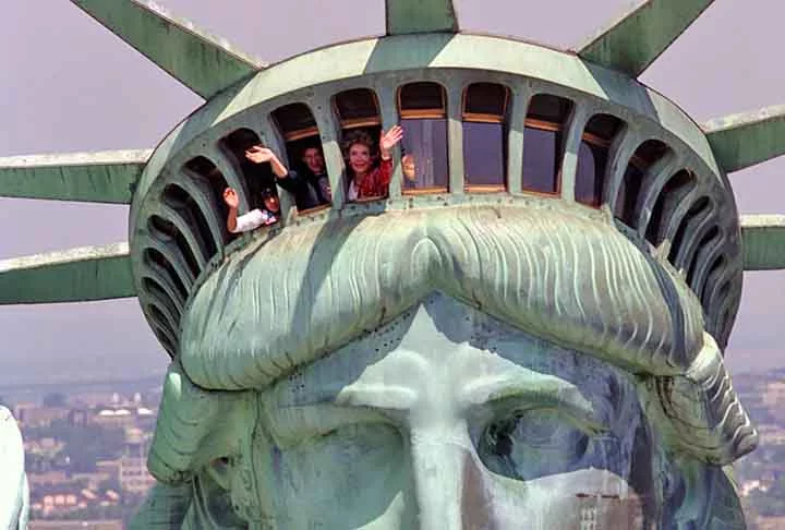 A Estátua da Liberdade é feita de cobre com estrutura interna de ferro, projetada por Gustave Eiffel. Visitantes têm acesso de ferry boat a Liberty Island e podem explorar o pedestal e a coroa com agendamento prévio.