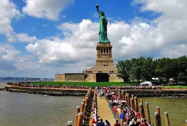 Recebe cerca de 4 milhões de visitantes anuais, sendo um dos símbolos mais reconhecidos dos EUA, atraindo turistas do mundo inteiro e representando esperança e liberdade.
