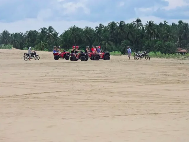 Essa situação ocorre porque a Vila de Jericoacoara, onde a maioria das atividades turísticas está concentrada, fica completamente rodeada pela área do parque, e muitas dessas atividades dependem do uso de veículos.