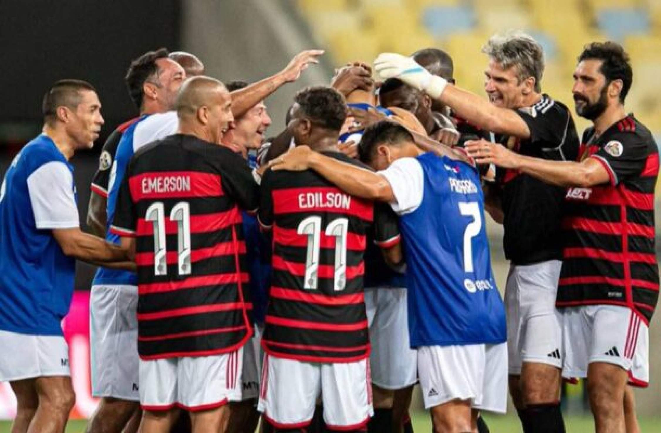 Despedida de Adriano também marca reencontros e nostalgia no Maracanã