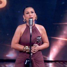 Com direito a "banho de chuva", Simone Mendes vence Música do Ano pela 2ª vez seguida - reprodução/tv globo