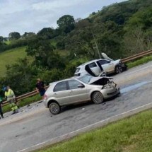 Batida frontal na BR-040 deixa dois feridos em Minas