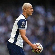 LONDON, ENGLAND - OCTOBER 19: A view of 'No Room for Racism' branding on the shirt sleeve of Richarlison of Tottenham Hotspur during the Premier League match between Tottenham Hotspur FC and West Ham United FC at Tottenham Hotspur Stadium on October 19, 2024 in London, England. (Photo by Shaun Botterill/Getty Images)
- (crédito: Getty Images) LONDON, ENGLAND - OCTOBER 19: A view of 'No Room for Racism' branding on the shirt sleeve of Richarlison of Tottenham Hotspur during the Premier League match between Tottenham Hotspur FC and West Ham United FC at Tottenham Hotspur Stadium on October 19, 2024 in London, England. (Photo by Shaun Botterill/Getty Images)
- (crédito: Getty Images)