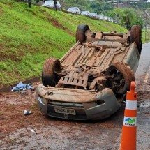 Carro capota, deixa ao menos um ferido e fecha Raja Gabaglia em BH - Raimundo Ferreira