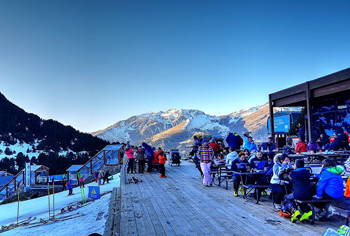 Andorra tem cerca de 77 mil habitantes, o 11º país com a menor população do mundo.  A expectativa de vida dos habitantes chega a 83,5 anos. 