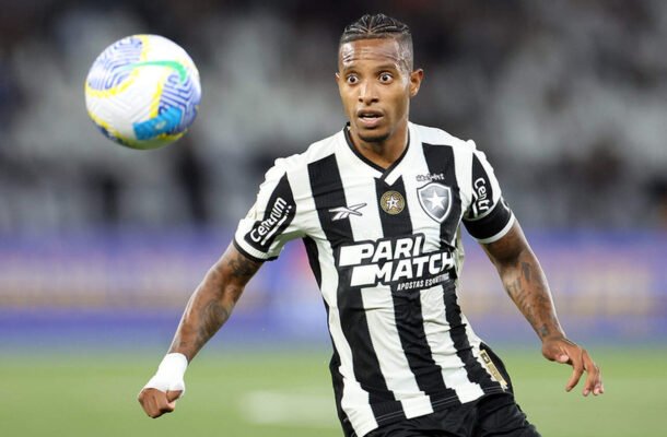 24) TCHÊ TCHÊ (volante) - Desvalorizou. Saiu de 1,8 milhão de euros (R$ 11,4 milhões) para 1,5 milhão (R$ 9,5 milhões) - Foto: Vitor Silva/Botafogo
