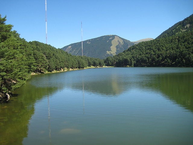 Outras atrações: o lago artificial de Engolasters, as igrejas de San Joan de Caselles e Sant Esteve, que são joias da arte românica andorrana e fazem parte do patrimônio cultural nacional. 