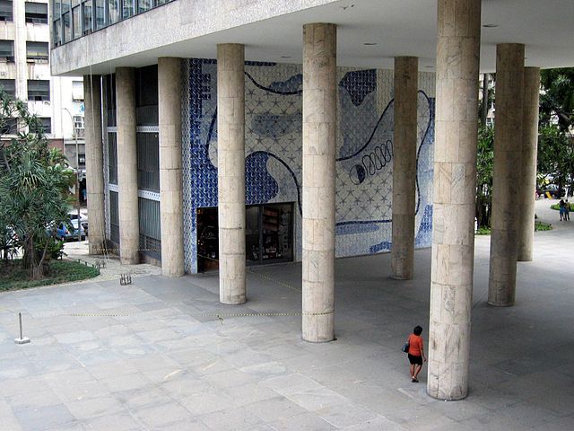 No Rio de Janeiro, as colunas do Palácio Gustavo Capanema, onde funcionou o Ministério da Educação e da Saúde, são muito famosas. E um marco da época em que o Rio de Janeiro era a capital federal.