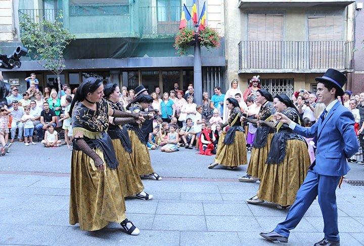 Andorra é casa de danças folclóricas como contrapàs e marratxa (foto), conservadas principalmente na cidade de Sant Julià de Lòria.  