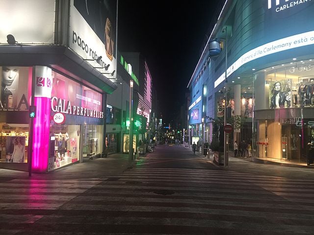 Tal cenário fica mais evidente na capital Andorra La Vella onde a Avenida Meritxell é o principal centro comercial com diversas opções de loja de diversos segmentos (roupas, bebidas, perfumes, acessórios, eletrônicos, joias, entre outros).