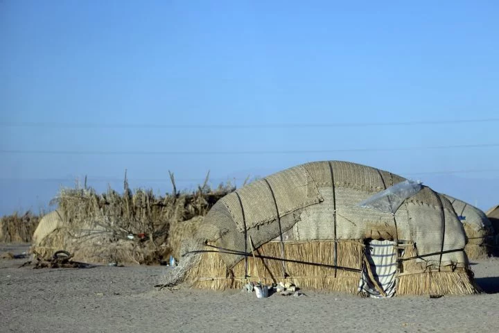 No Neolítico (cerca de 10.000 a.C.), houve a transição de comunidades nômades para sedentárias, com o desenvolvimento da agricultura, domesticação de animais e criação de ferramentas avançadas, formando as primeiras aldeias.