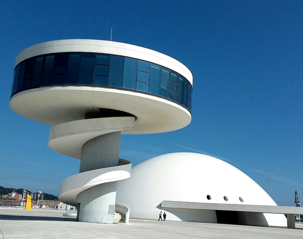 Centro Cultural Internacional Oscar Niemeyer (Espanha) - Importante ponto de convivência e cultura na cidade de Avilés, inaugurado em 2011. Nas palavras de Niemeyer: 