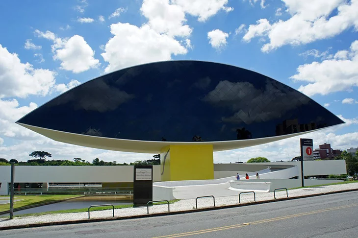 Museu Oscar Niemeyer - Conhecido como Olho,  por causa do formato, o museu fica em Curitiba (PR). Foi aberto em 2002, focado em artes visuais, arquitetura e deseign. 