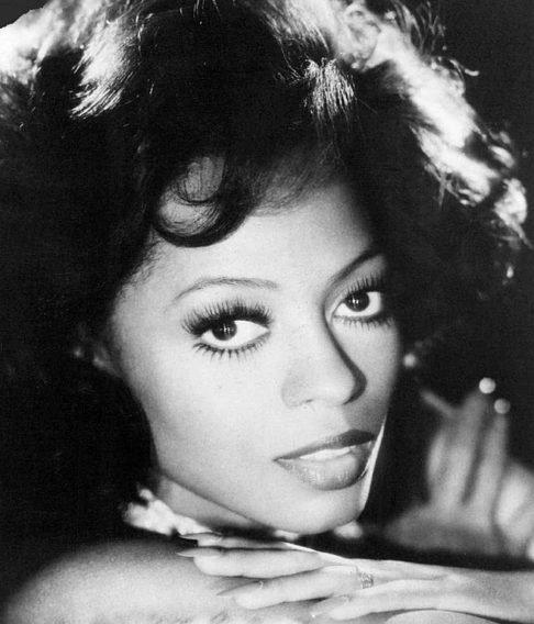 Diana Ross esteve presente de forma intensa na vida de Michael.  Ela é uma renomada cantora, atriz e ícone da música americana, nascida em 26 de março de 1944 em Detroit, Michigan.