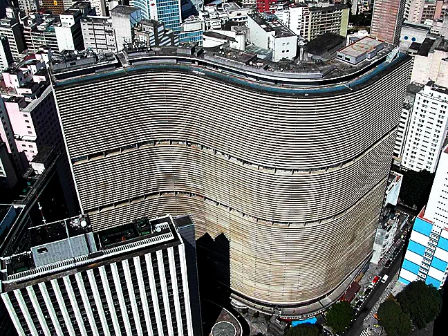 Edifício Copan - Com linhas sinuosas, é um dos símbolos da moderna arquitetura brasileira. O prédio, em São Paulo, tem a maior estrutura de concreto armado do país: 115m de altura, 32 andares e 120 mil m2 de área construída. Inaugurado em 1966, tem lojas e residências. 