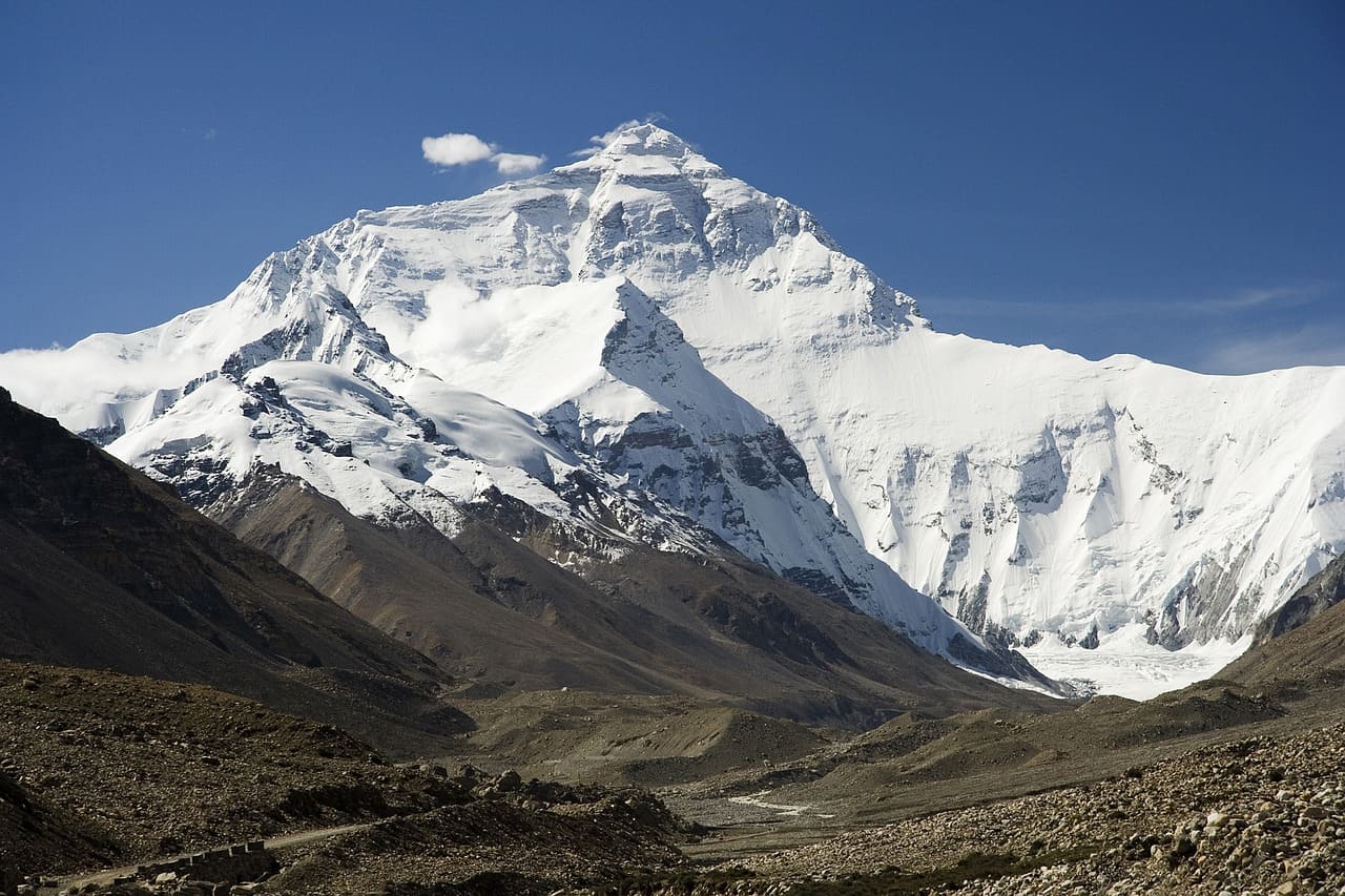 Das duas rotas principais a sudeste é a tecnicamente mais fácil e a mais frequentemente utilizada. Esta foi justamente a rota utilizada por Edmund Hillary e Tenzing Norgay em 1953. 