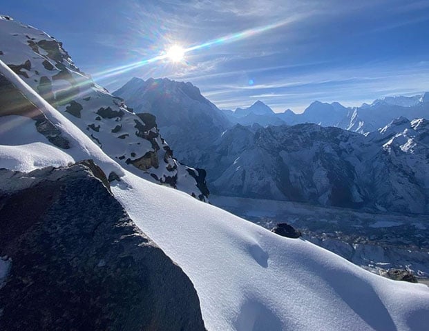 De acordo com a National Geographic Society, oito quilos são o peso médio de lixo produzido por uma pessoa durante a escalada da montanha. Por isso, foi o peso estipulado na negociação. 