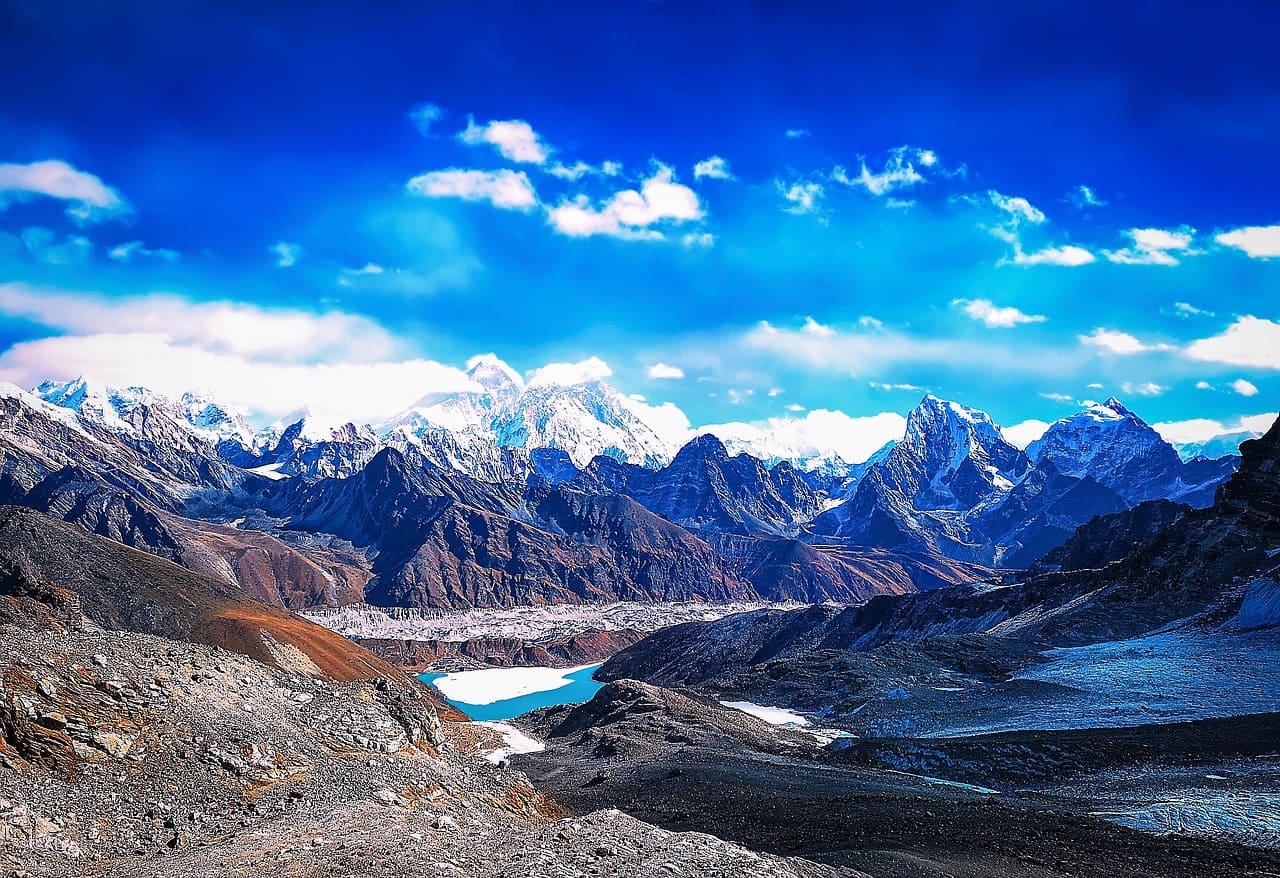 O monte Everest tem duas rotas principais de ascensão, pelo cume sudeste, no Nepal, e pelo cume nordeste, no Tibete, além de mais 13 outras rotas menos utilizadas. 