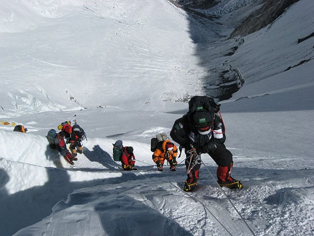 Antes de iniciar a escalada, os alpinistas devem fazer um depósito de coleta de lixo para o governo do Nepal no valor de 4 mil dólares . O montante é devolvido integralmente ao fim da expedição caso o turista acondicione na bagagem oito quilos de resíduos