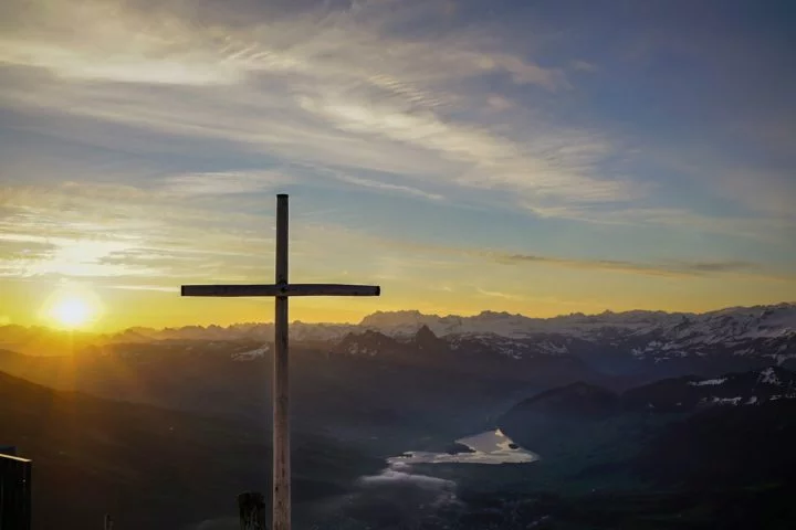 O cristianismo surgiu e se espalhou pelo Império Romano, influenciando profundamente a sociedade.