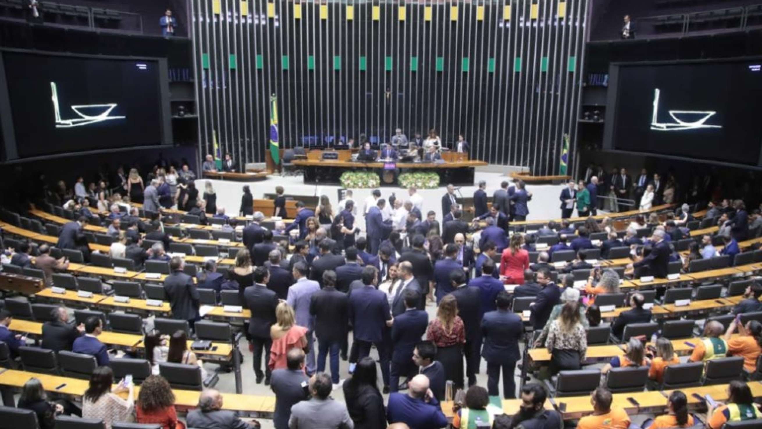 O desafio da semana do Planalto: aprovar o pacote e se esquivar de bolas nas costas