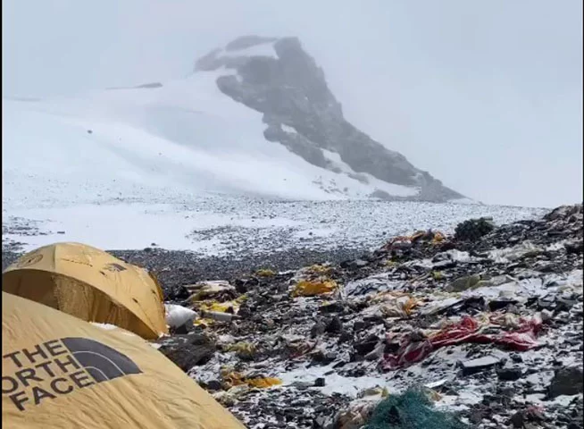 O cenário de detritos é sortido, com barracas abandonadas, instrumentos de escalada, cilindros de oxigênio vazios, lixos plásticos, sapatos, talheres e quantidade assombrosa de excrementos