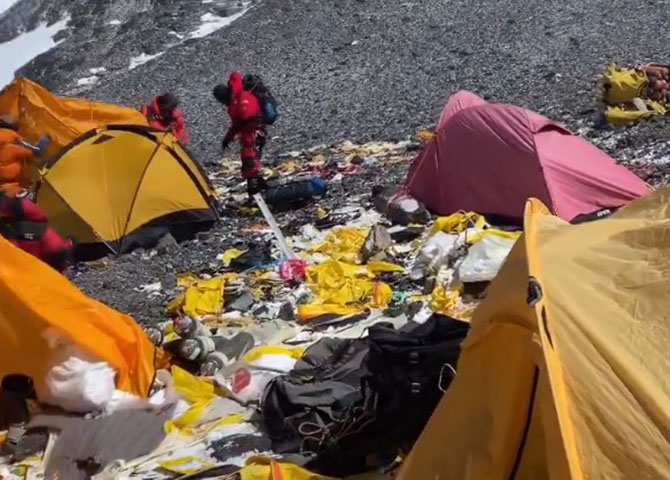 Cadáveres não removidos se espalham pelas trilhas, além de lixo e fezes. O acúmulo de resíduos na montanha transformou o Everest no mais alto depósito de lixo do planeta. Estima-se que, a cada temporada, cerca de 50 toneladas de lixo sejam deixadas no Everest e 75 toneladas sejam produzidas no acampamento base