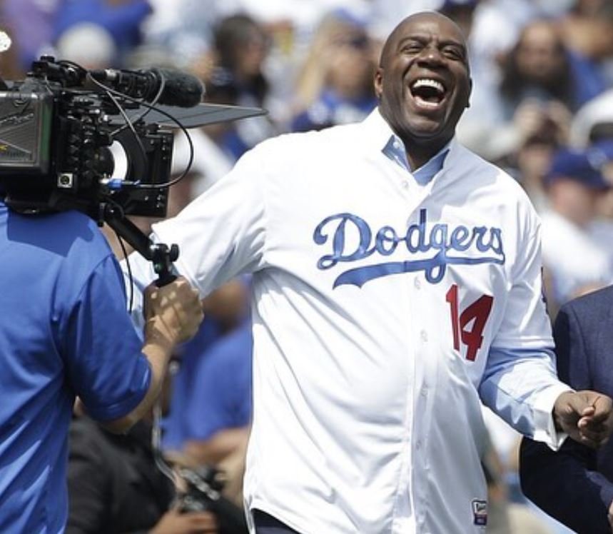 O ex-jogador de basquete e hoje empresário Magic Johnson é um outro nome conhecido que entrou em 2024 na lista de bilionários da Forbes. O patrimônio da lenda do Los Angeles Lakers está avaliado em 1,2 bilhão de dólares. 
