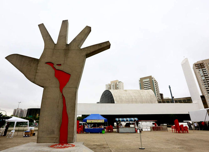 Memorial da América Latina - Centro cultural e político inaugurado em 1989 na Barra Funda, em São Paulo.  Tem obras de arte, livros, documentos e material audiovisual sobre a América Latina. O monumento Mão retrata o sangue que escorre no continente, numa referência à colonização. 