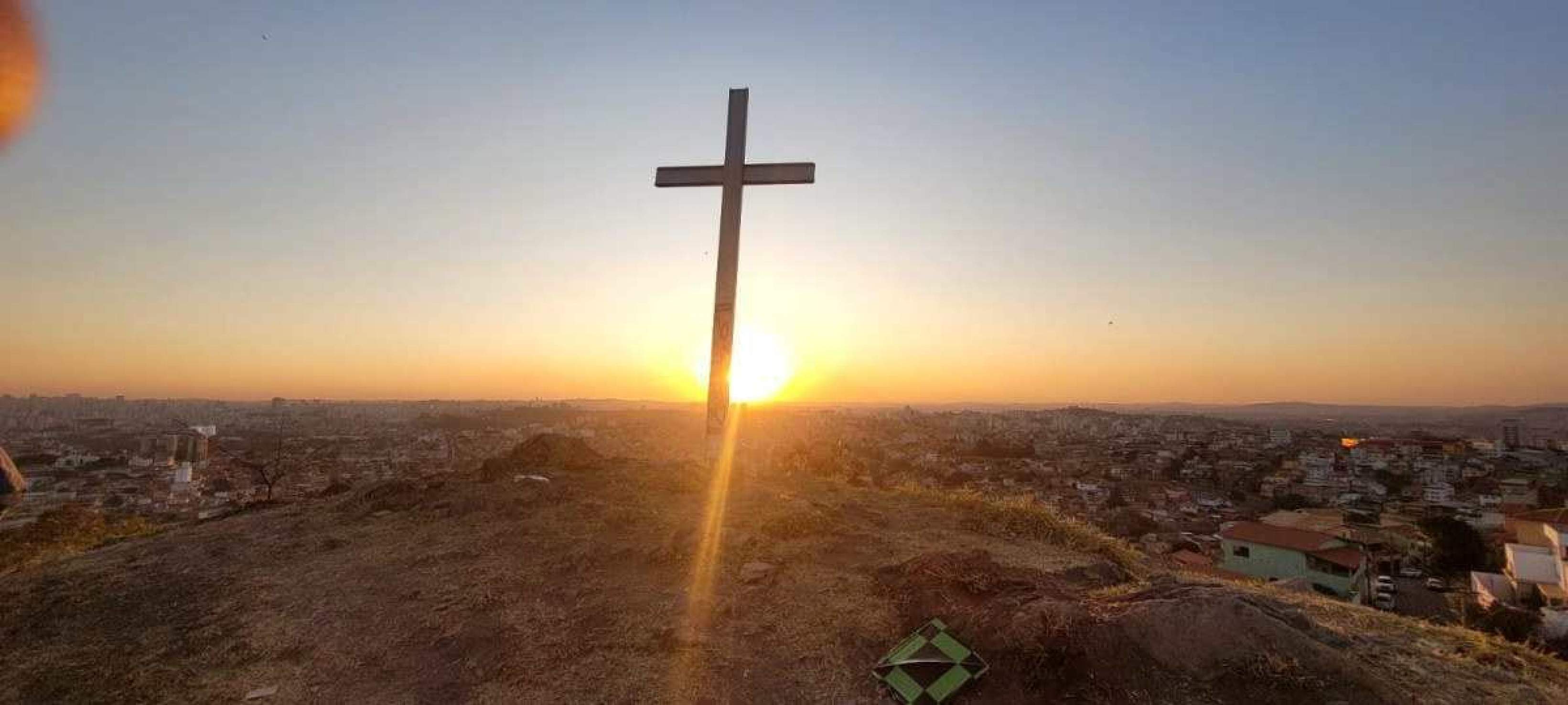 A cruz do mirante foi fincada pelos próprios moradores da região e mais dois padres 