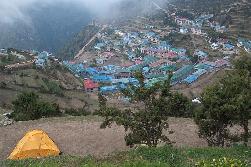 O documentário Everest Sustentável, exibido no Canal Off em 2020, mostrou ação de moradores de uma comunidade local para triturar o lixo. Eles sugerem a turistas que levem de três a quatro quilos desses resíduos para o sistema de coleta do aeroporto