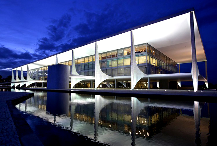 No Brasil, o maior destaque das obras de Niemeyer é Brasília, com construções que revelam curvas sinuosas, fachadas com colunas delicadas e espelhos d'água que compõem o cenário. Na foto, o Palácio do Planalto, sede do poder executivo.
