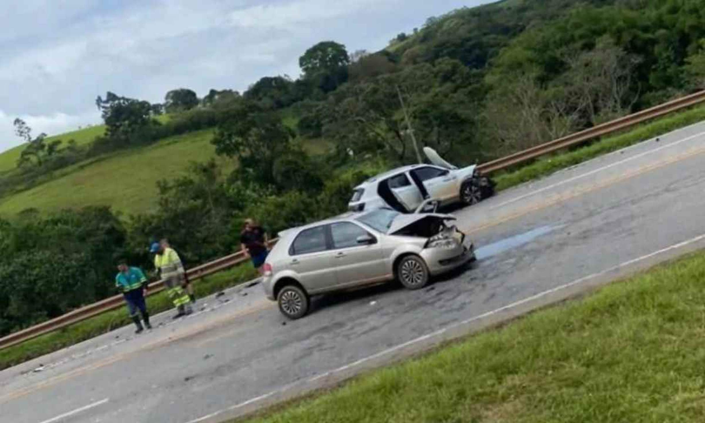 Batida frontal na BR-040 deixa dois feridos em Minas