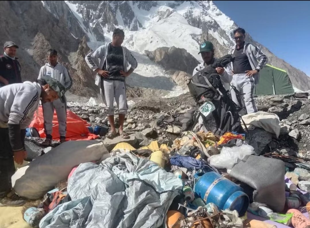 O Exército do Nepal faz a retirada da sujeira. Por isso, uma medida recente é a obrigatoriedade de os alpinistas retornarem da escalada carregando as fezes num saquinho apropriado. Esse recipiente contém um produto químico que retira o mau cheiro e preserva  as fezes para que elas sejam 