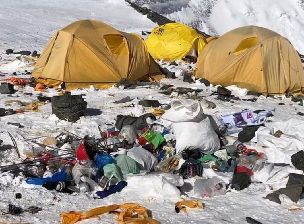 A medida foi tomada porque o governo recebeu queixas sobre o mau cheiro na montanha e fezes visíveis sobre as rochas, já que a temperatura de 60 graus negativos impede a deterioração. Há até um caminho que já é chamado de 