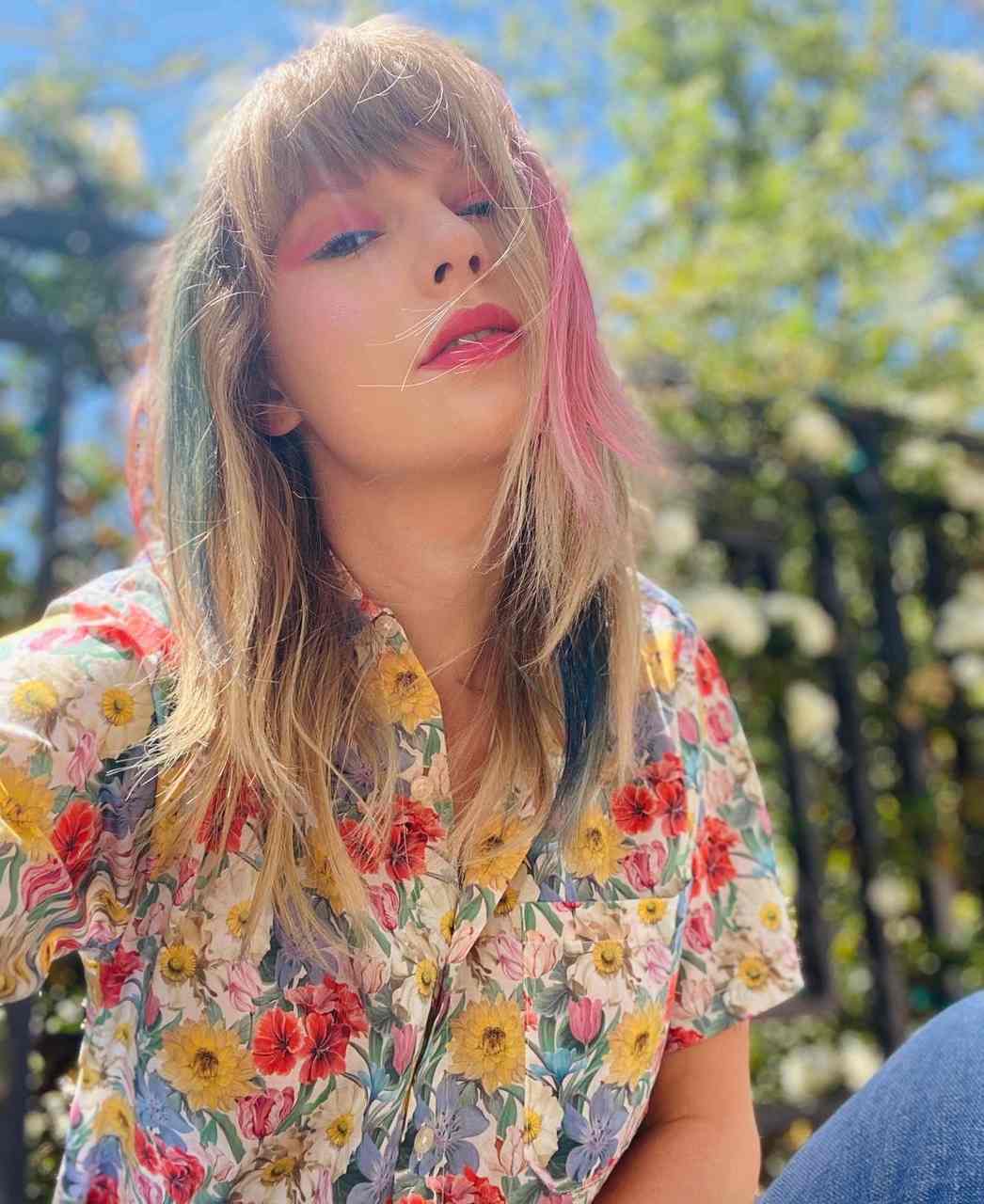 Um dos nomes famosos que aparece pela primeira vez na lista geral de bilionários é a cantora e compositora Taylor Swift (na posição 2.545). 
