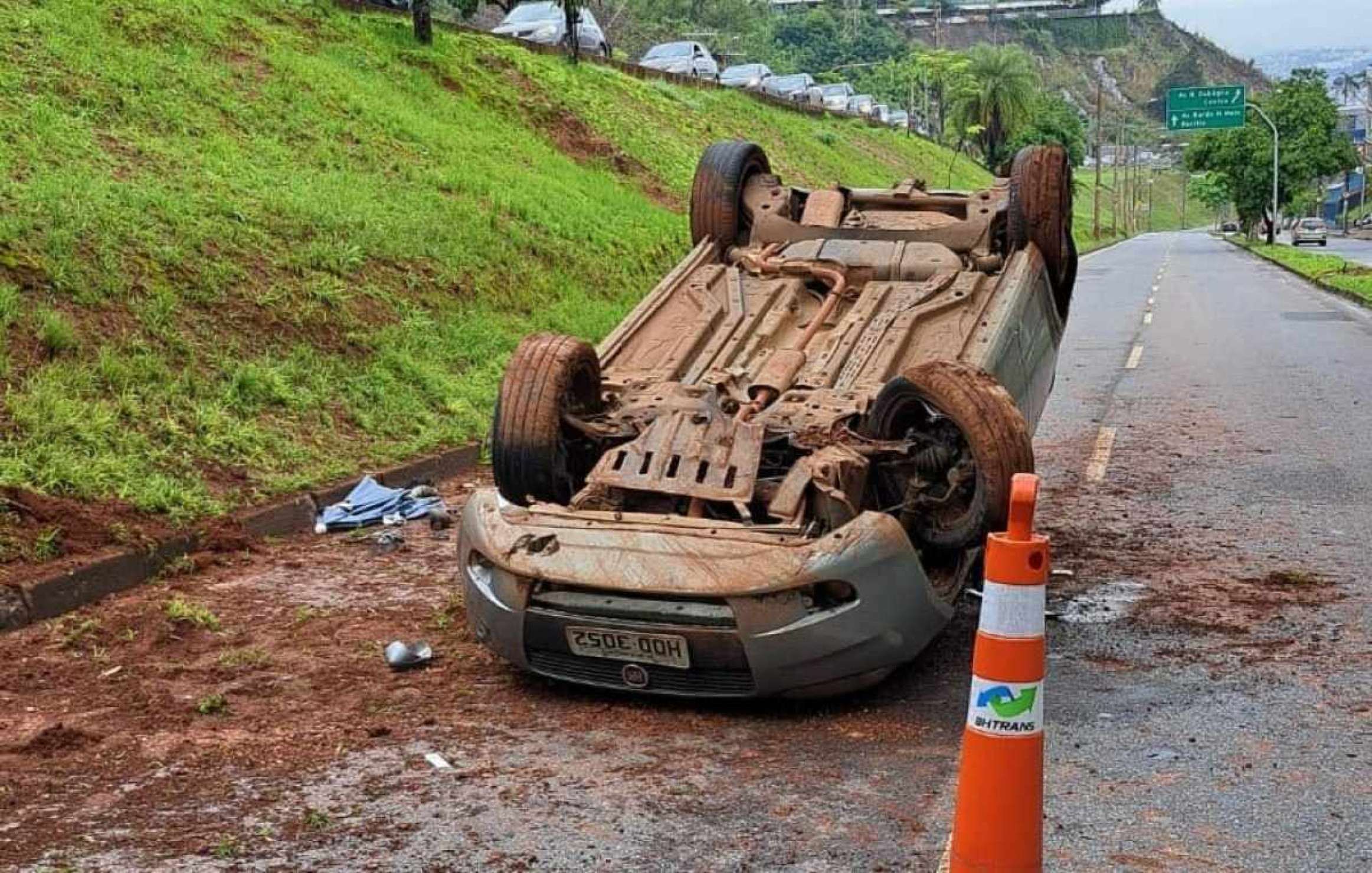 Carro capota, deixa ao menos um ferido e fecha Raja Gabaglia em BH