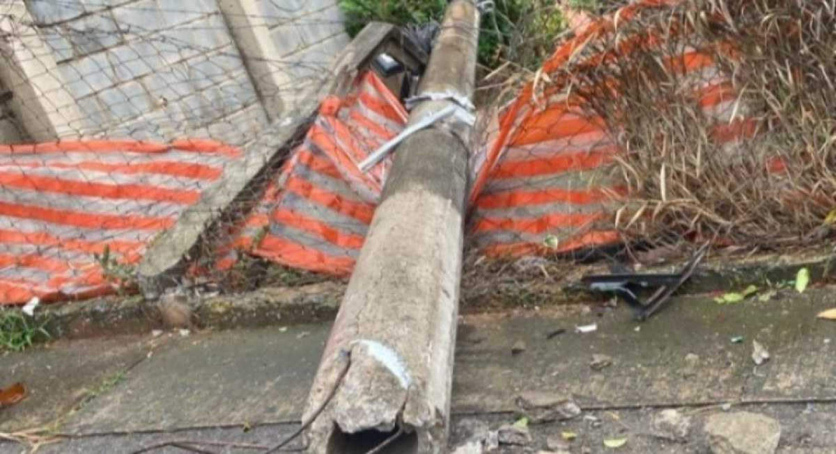 Caminhão derruba poste no Bairro Serra após perder os freios 