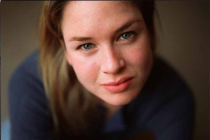 Renée Kathleen Zellweger nasceu no Texas, em 25 de abril de 1969, e é atriz, cantora e produtora norte-americana. Ao longo de sua carreira, ela recebeu vários prêmios, incluindo dois Oscars, quatro Globos de Ouro, dois BAFTAs e quatro SAG Awards.