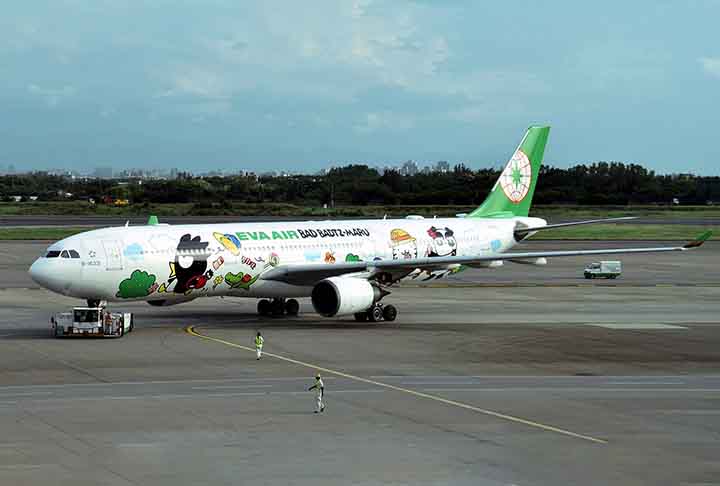 A EVA Air subiu uma posiÃ§Ã£o e estÃ¡ em 8Âº lugar no ranking das melhores do mundo. Fundada em 1989. Sediada na cidade de Taoyuan, em Taiwan. Frota de 84 aviÃµes. 