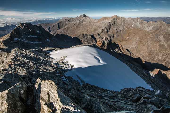 Ecologistas e acadêmicos fizeram um abaixo-assinado para evitar a colocação da capa no glaciar. A cobertura pode atrapalhar os estudos de colonização da vegetação e apresenta riscos de contaminação.