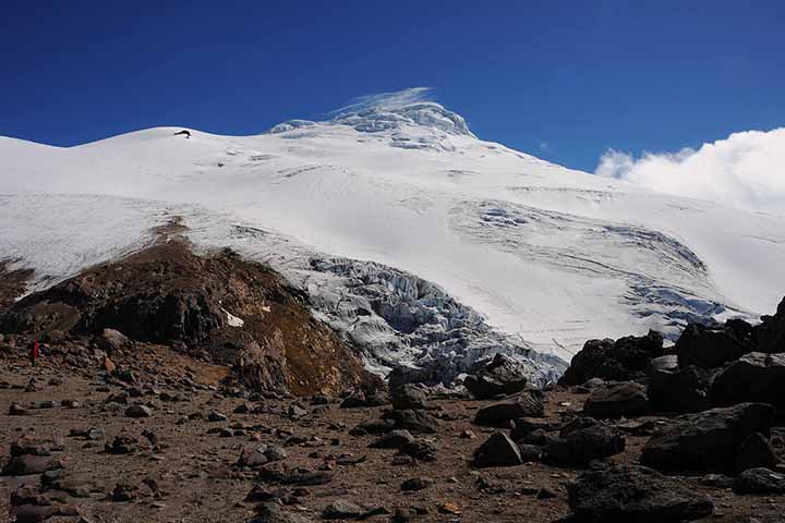 Com seus 5897m, Cotopaxi Ã© considerado um dos vulcÃµes ativos mais altos do mundo. No Equador, Ã© um cone perfeitamente simÃ©trico, coberto por uma grossa manta de neve e gelo, graciosamente sobe de um belo planalto pÃ¡ramo.