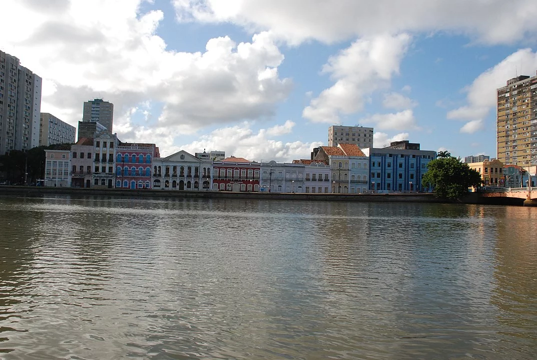 PERNAMBUCO- Vem do tupi-guarani 'paranambuco', junção de 'para'nã' (rio caudaloso) e 'pu'ka' (rebentar, furar) e significa 'buraco no mar. 